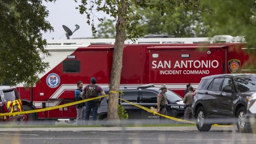 L'équipement du service d'incendie de San Antonio est garé à l'extérieur de l'école élémentaire Robb à Uvalde, au Texas.