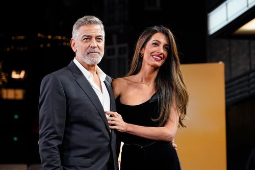 FILE - George Clooney e sua moglie Amal Clooney posano per i fotografi all'arrivo alla proiezione del film 