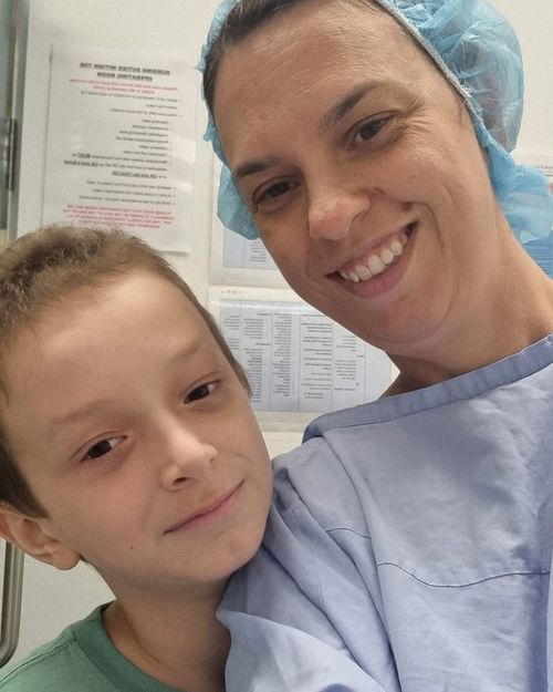Harry Sammut, photographié avec sa mère Julia à l'hôpital.