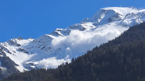 An avalanche was filmed flowing down the Dômes de Miage, which the glacier is part of. 