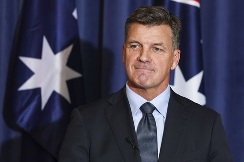 Novo líder liberal Angus Taylor durante uma conferência de imprensa no Parlamento em Canberra na sexta-feira, 13 de fevereiro de 2026. fedpol Foto: Alex Ellinghausen
