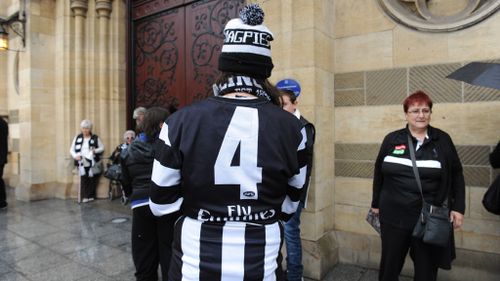 A Collingwood fan pays his respects. (AAP)