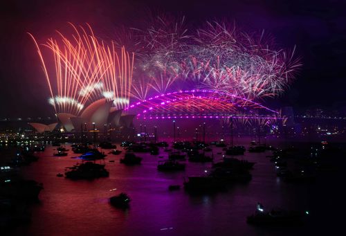 Des feux d'artifice illuminent le ciel au-dessus du port de Sydney à minuit le soir du Nouvel An.  31 décembre 2022  
