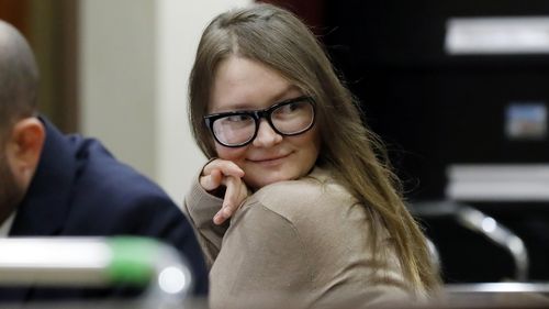 Anna Sorokin, la fausse héritière sur laquelle Inventing Anna de Netflix est basé, a été libérée vendredi de sa détention à l'ICE.
