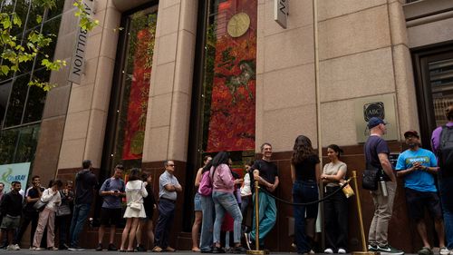 Si vede una coda formarsi fuori dal negozio ABC Bullion a Martin Place a Sydney nel gennaio 2026.