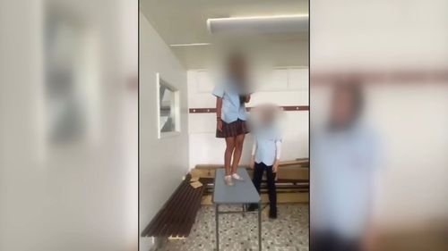 Una studentessa dell'ottavo anno del sud di Sydney ha parlato di un terrificante episodio di bullismo che l'ha vista presa a pugni e costretta con la testa in una toilette. La studentessa tredicenne di Kingsgrove North è stata sottoposta a un calvario di bullismo di cinque ore da parte di un gruppo di studentesse.