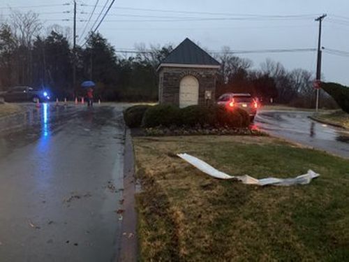 Le squadre puliscono i detriti e tentano di rimuovere le linee elettriche a Mount Juliet, nel Tennessee.