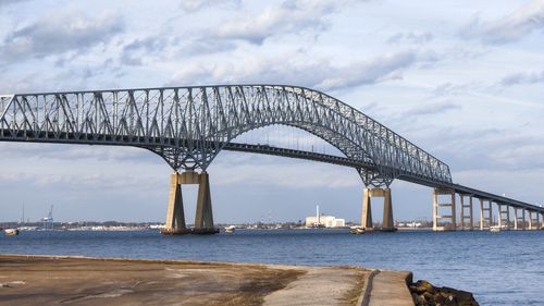 Une partie du pont Francis Scott Key à Baltimore, dans l'État américain du Maryland, s'est effondrée après qu'un grand bateau l'a heurté tôt mardi matin.