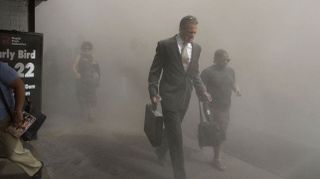 Pedoni fuggono dall'area piena di polvere che circonda il World Trade Center. (AAP)