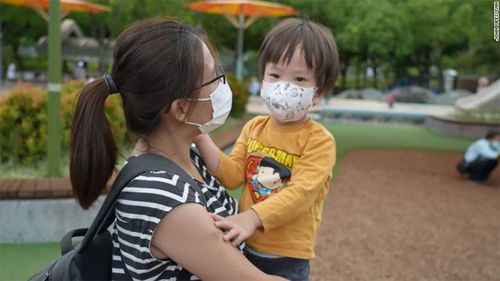 有 3 岁儿子的台湾母亲薛认为，政府应该在留下零牛之前明确学校停课的规定。