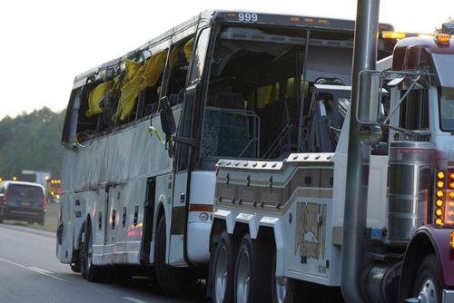 Kaza sonrası otobüs olay yerinden kaldırılıyor.