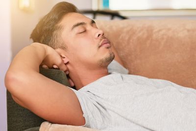 Keep
daytime naps under 30 minutes
