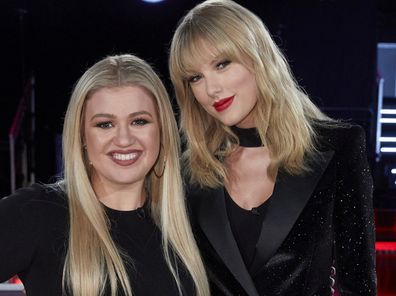 Kelly Clarkson and Taylor Swift on the set of The Voice in 2019