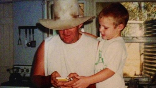 Luke Bateman com seu pai. Ele cresceu no oeste de Queensland, cercado pela cultura do 'homem do campo que trabalha duro'.