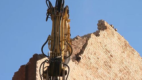 The demolition of the heritage listed building which was engulfed in an inferno in Surry Hills is being demolished. 