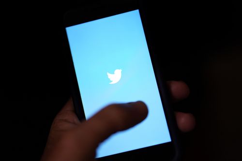 文件 - 2022 年 4 月 25 日星期一在圣地亚哥的数字设备上可以看到 Twitter 应用程序。 