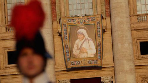 A tapestry showing Mother Teresa hangs from the facade of St.Peter's Basilica. (AAP)