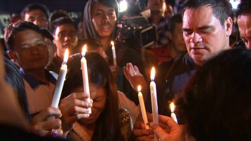 Numerous Indonesians joined with Australians for a candle-lit vigil at the dock in protest to the executions. (9NEWS)