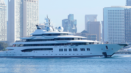 Il Superyacht Amadea passa San Diego all'arrivo nella baia di San Diego lunedì 27 giugno 2022 da Coronado, California.  Lo yacht di lusso da 325 milioni di dollari che gli Stati Uniti hanno sequestrato a un'oligarchia russa sanzionata è arrivato lunedì nella baia di San Diego.  (Foto AP / Gregory Bull) Alt