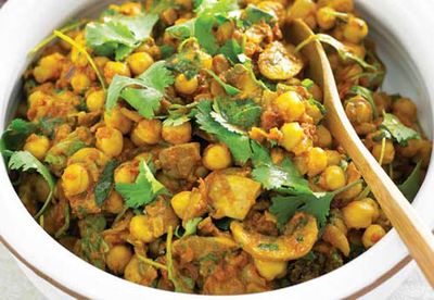 Chickpea and mushroom and spinach curry