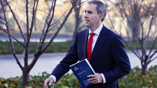 O tesoureiro Jim Chalmers chega ao Parlamento australiano antes de entregar o orçamento de 2026 em 12 de maio de 2026 em Canberra, Austrália.