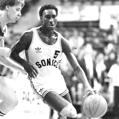 Kendall "Tiny" Pinder playing in 1986 for the Sydney Supersonics.