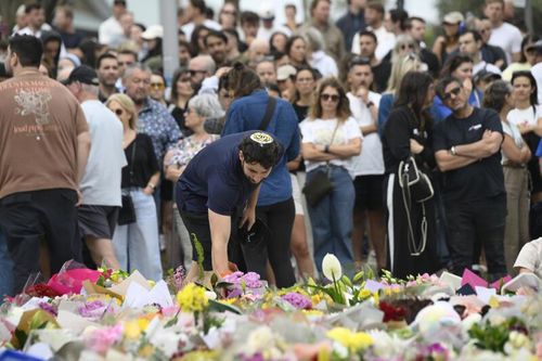 As pessoas depositaram flores em homenagem às vidas perdidas no tiroteio em massa de ontem.