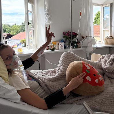 Bella Hadid shares vulnerable photos from hospital bed amid health battle  with Lyme disease - 9Celebrity