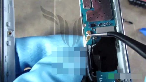 Image taken from the Afaq video tutorial showing Islamic State supporters how to remove the camera and speakers from their smartphones.