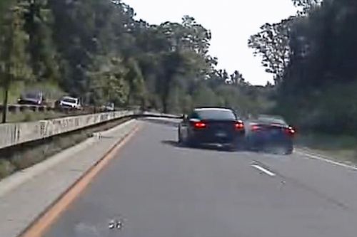 En una imagen del video de la cámara del tablero de la Policía Estatal de Connecticut, el auto de Vince McMahon (centro izquierda) choca con otro auto después de lo sucedido el 24 de julio de 2025 en Westport, CT.  