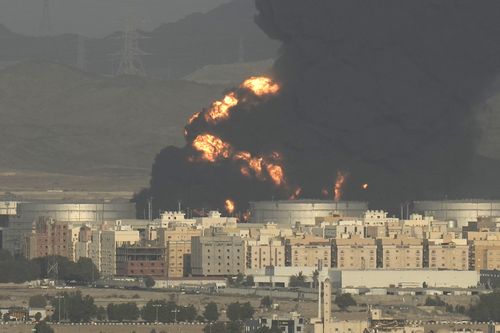 سحابة من الدخان تتصاعد من مستودع نفط محترق في جدة ، المملكة العربية السعودية ، الجمعة 25 مارس 2022 