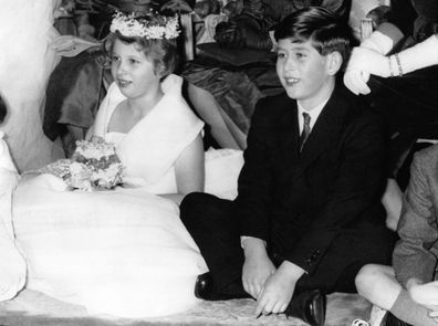 ROYAUME-UNI - 13 JANVIER: Princesse Anne en demoiselle d'honneur assise a cote de son frere le Prince Charles durant le mariage de Lady Pamela Mountbatten et de David Hicks a l'Abbaye de Romsey, le 13 janvier 1960 au Royaume-Uni.  (Photo by Keystone-France\Gamma-Rapho via Getty Images)