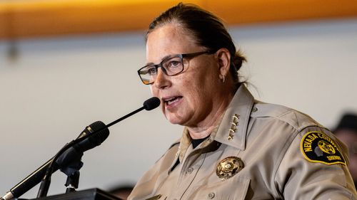 O xerife do condado de Nevada, Shannon Moon, fala durante uma coletiva de imprensa sobre os esforços para recuperar os corpos de um grupo de esquiadores que morreram durante uma avalanche perto de Castle Peak, em Truckee, Califórnia, sábado, 21 de fevereiro de 2026. (Stephen Lam/San Francisco Chronicle via AP)