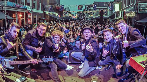More than 2000 people packed into the Oude Koemarkt, in Heerenveen, to raise close to $50,000 and awareness for the Australian bushfire crisis. 