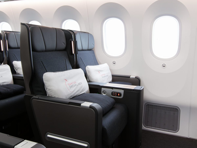 QANTAS 787 DREAMLINER INTERIORS premium economy