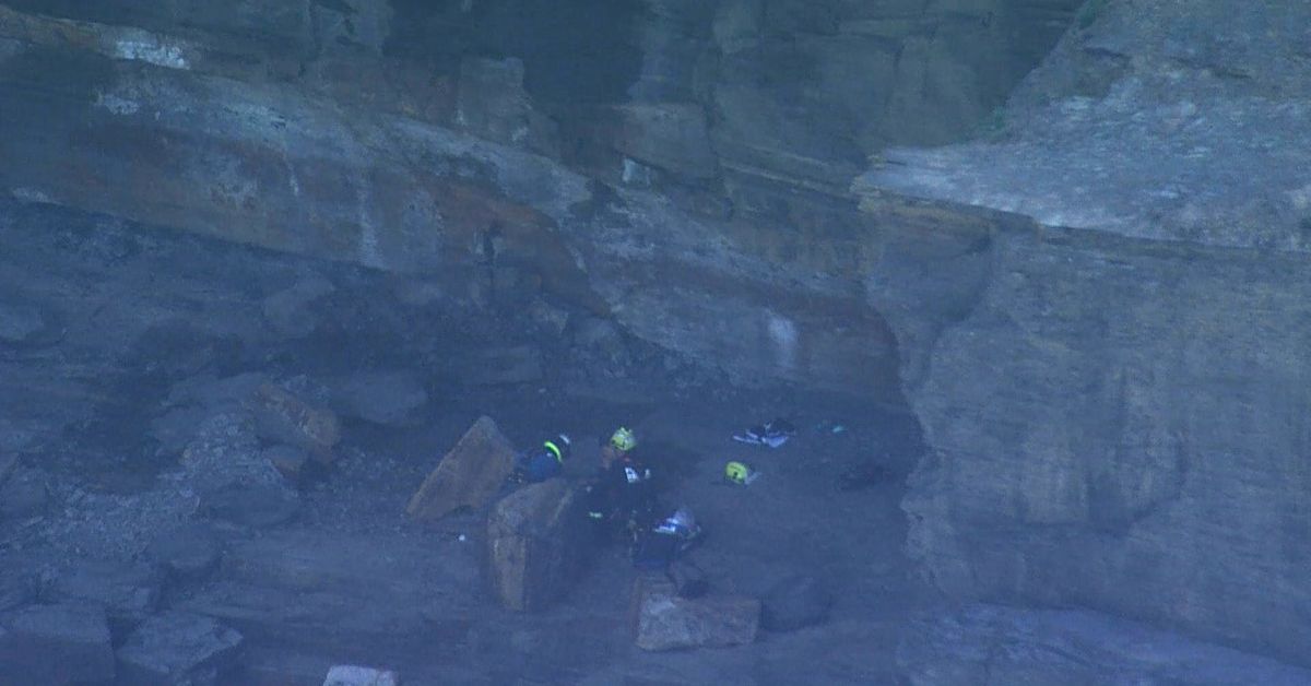 Rescue operation under way after teen swept off rocks and into Sydney blowhole