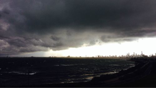 Storm clouds approach Melbourne over the water. (Livinia Nixon/9NEWS)