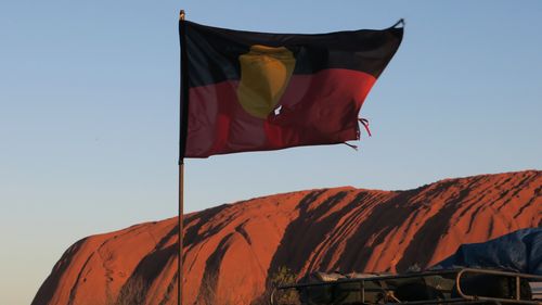 Le drapeau aborigène à Uluru.