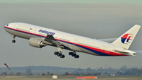 Malaysian experts check Maldives debris for MH370 clues