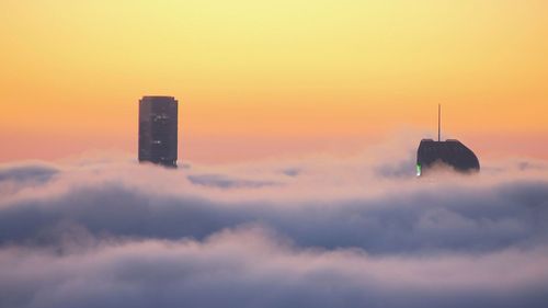 Thick layer of fog creating hazardous conditions for Brisbane commuters