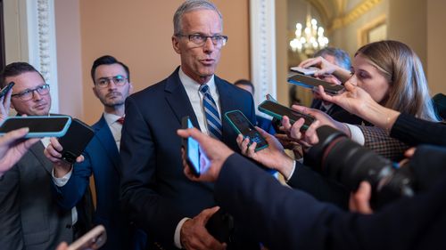 Falando aos repórteres, o líder da maioria no Senado, John Thune, RS.D., responde ao líder democrata do Senado, Chuck Schumer, para reabrir o governo se os republicanos prorrogarem os subsídios de saúde expirados por um ano, no Capitólio em Washington, sexta-feira, 7 de novembro de 2025, dia 38 da paralisação do governo. 