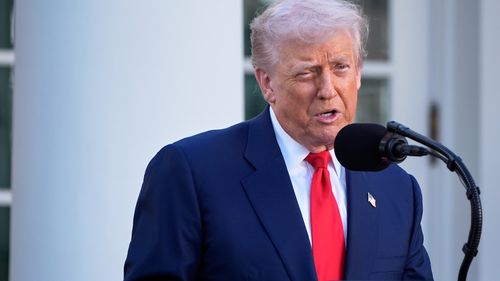 O presidente Donald Trump fala antes de entregar a Medalha Presidencial da Liberdade para Charlie Kirk à sua viúva Erika Kirk no Rose Garden da Casa Branca, terça-feira, 14 de outubro de 2025, em Washington. (Foto AP/Mark Schiefelbein)