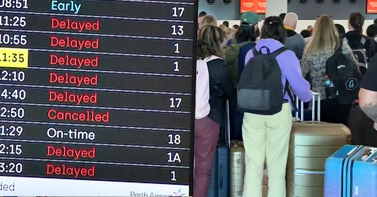 珀斯机场重新安排航班时，数百名乘客仍在等待