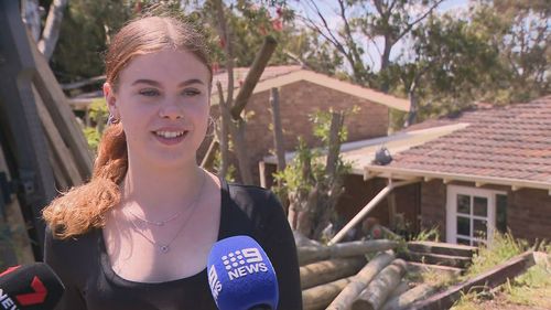 A Perth mother has been rushed to hospital after being bitten by a highly venomous snake in her own backyard.Tracey Alexander was gardening when she was bitten multiple times on the ankle by what is believed to be a tiger snake. Her 17-year-old niece applied pressure to the wounds, used a belt as a tourniquet and wrapped the leg with a bandage. 