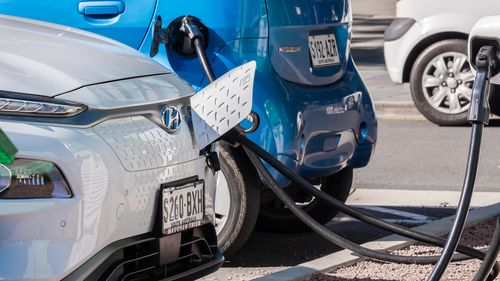 Adelaide, Sul da Austrália - 23 de agosto de 2019: Carros conectados à estação de carregamento de EV no centro da cidade de Adelaide num dia