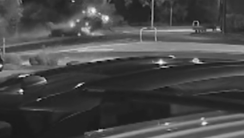 O homem ainda está fugindo da polícia.