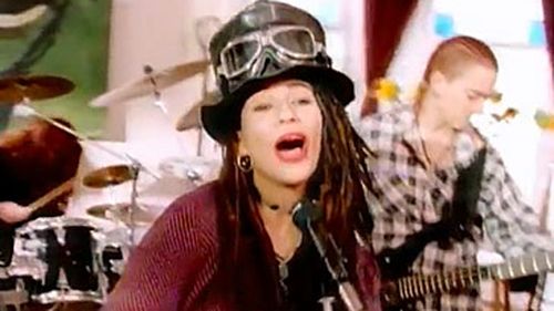 4 Non Blondes'ın 'What's Up?' müzik videosundan bir sahne.