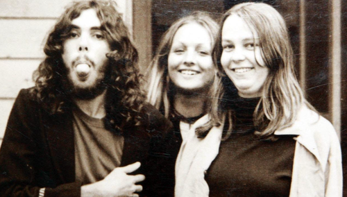 Robin Hoinville-Bartram (extrema direita) e Anita Cunningham (centro) desapareceram em 1972.