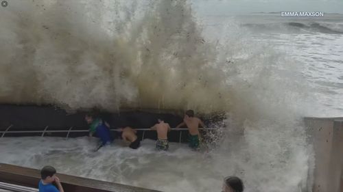 Wild surf Cyclone Alfred