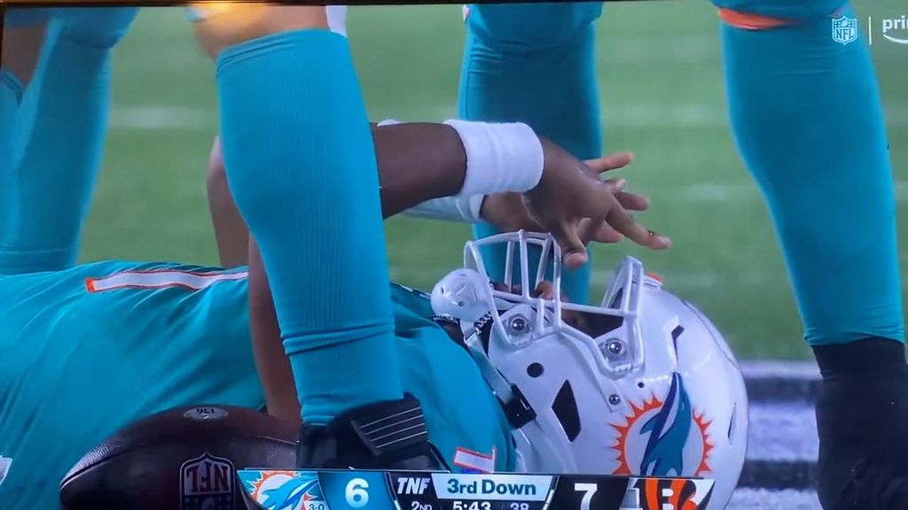 Tua Tagovailoa injury: Dolphins QB suffers injury on hard hit in Week 4 TNF  - DraftKings Network